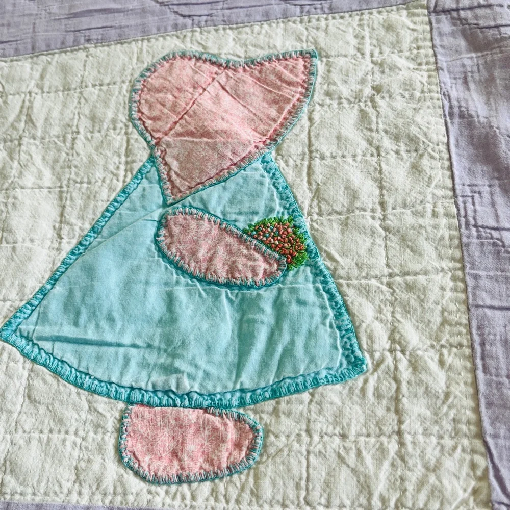 VINTAGE/ANTIQUE Handmade Quilt SUNBONNET SUE Pastel Hues Cotton Cottage Shabby
